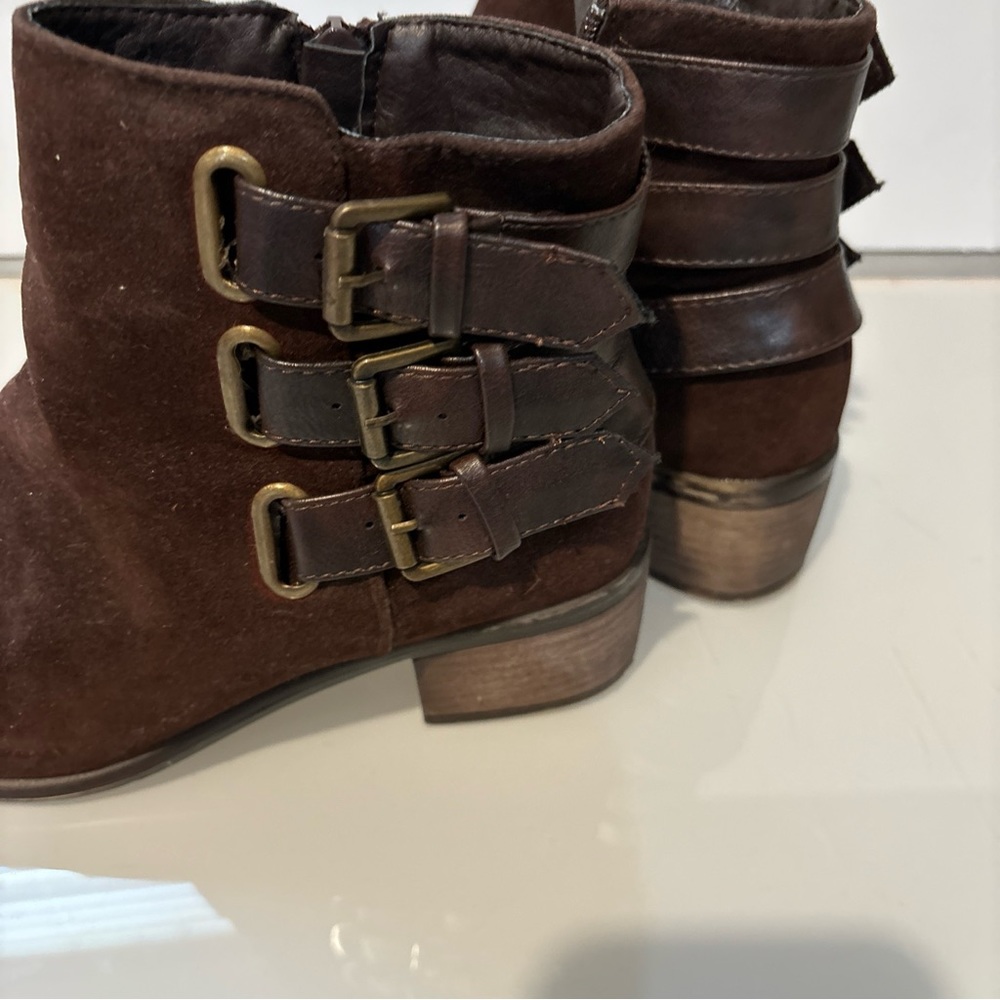 Dark brown suede bootie with buckle on side, zip size 7 1/2 - Picture 4 of 6